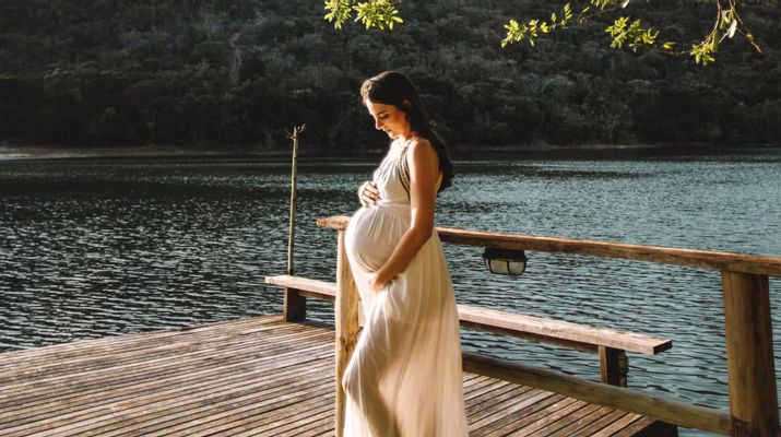 pregnant-woman-near-water