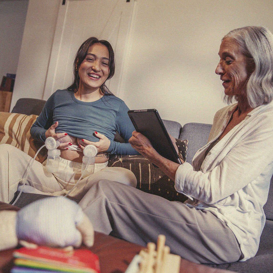 A mom has a pumping consultation during an IBCLC visit